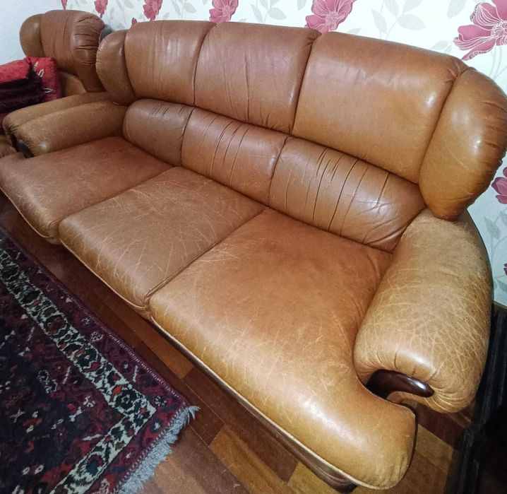 Sofá-cama e cadeirão de pele