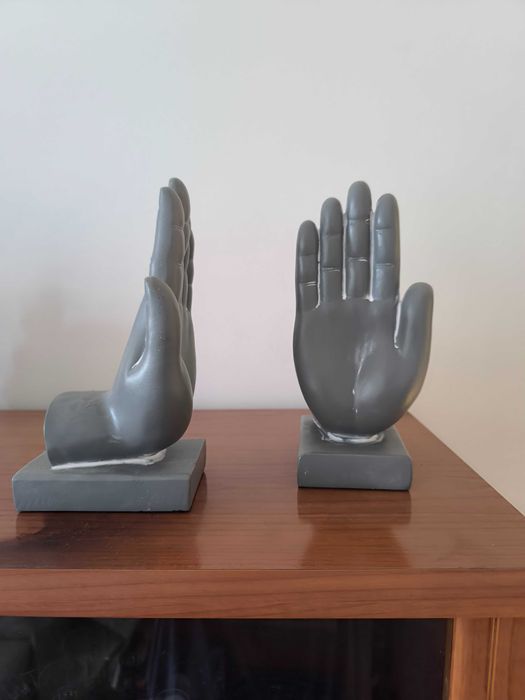 Suporte para livros "mãos"