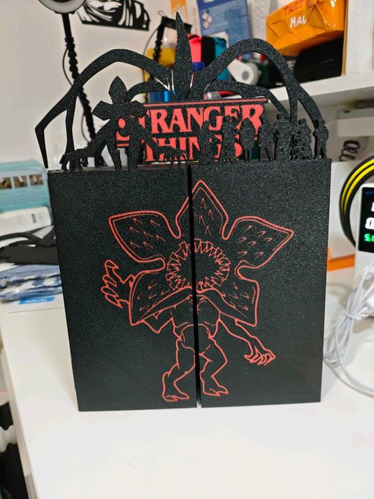 Поличка/ підставка для фігурок Kinder Joy Stranger things