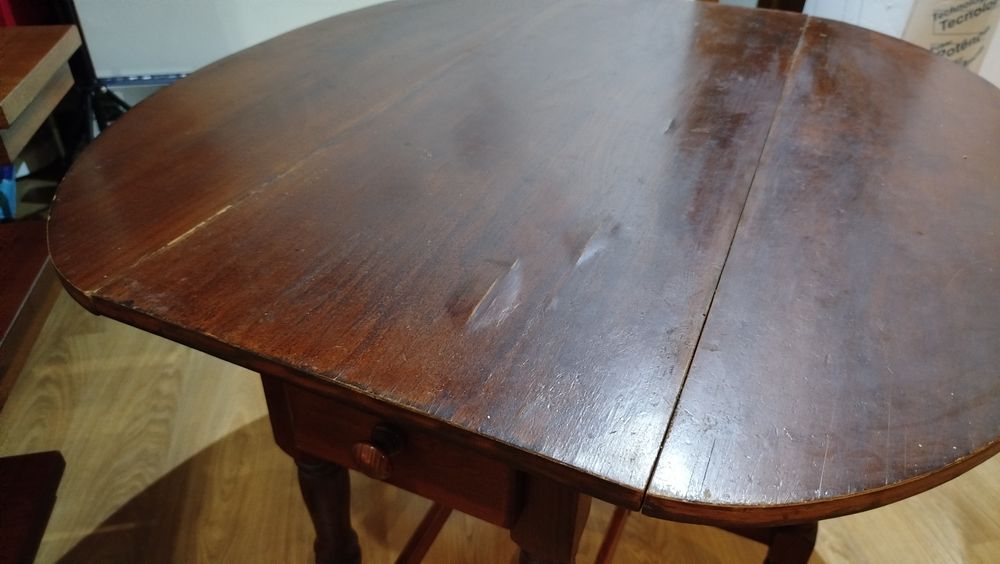 Mesa de madeira cor mogno