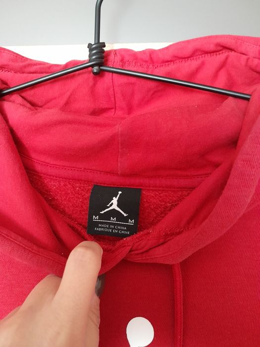 Czerwoną bluza Jordan M z kapturem