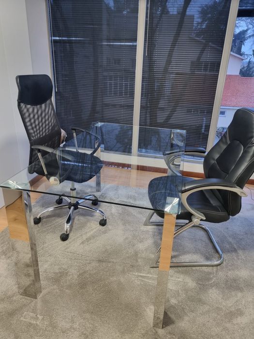 Mesa de vidro e pés cinzentos