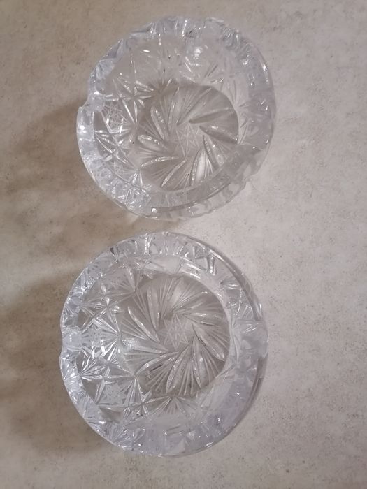dwa kryształy stołowe