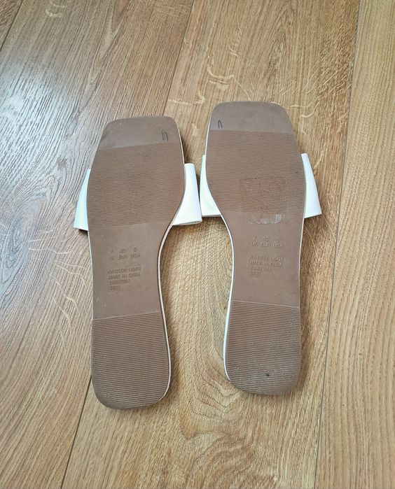 Жіночі білі шльопанці