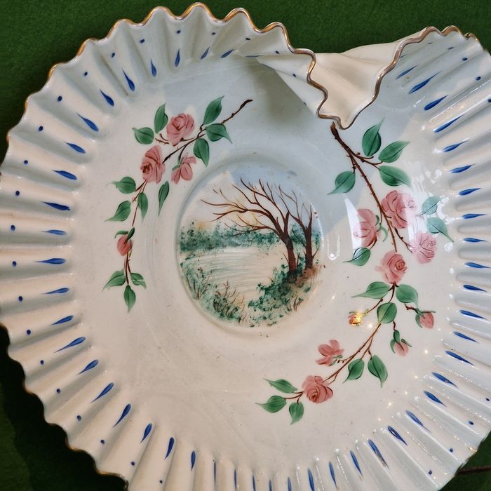 Grande centro de mesa em vidro opalino com folhos