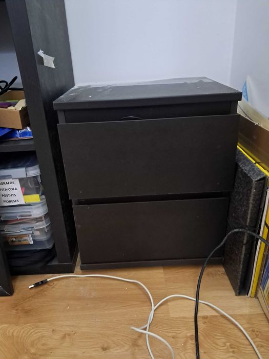 Mesa de cabeceira com gavetas