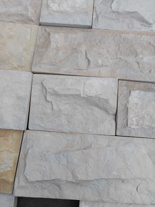 Piękny naturalny kamień elewacyjny.