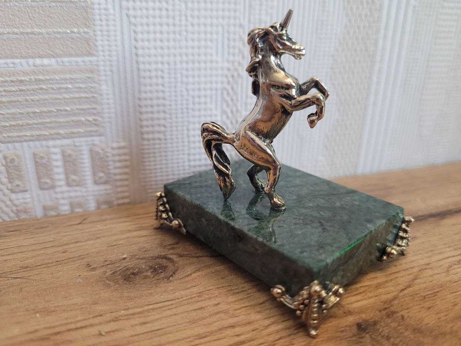 Фигура Единорога б из бронзы на зелёном камне на ножках, статуэтка шик