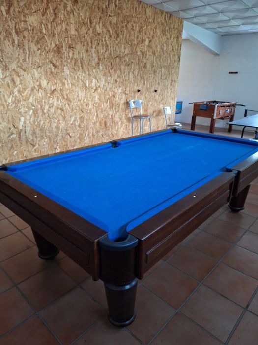 Mesa de bilhar completa.