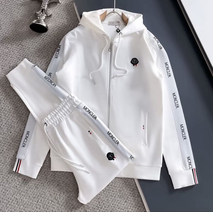 Белый спортивный костюм унисекс  от бренда Moncler