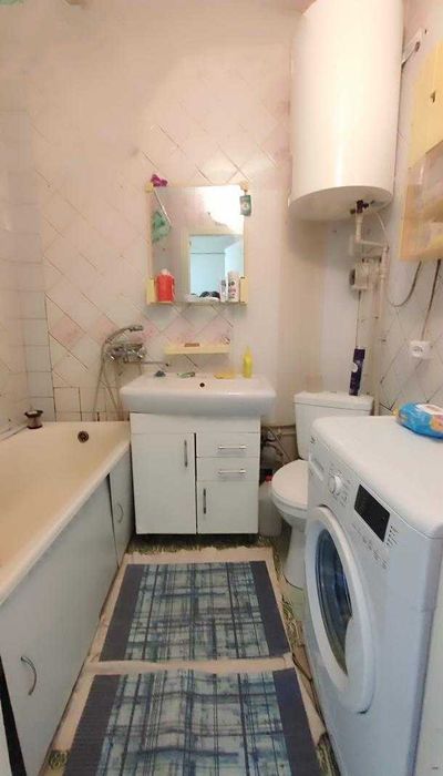 Продам 2 кімнатну квартиру в Дергачах по вулиці Садовій в цегляному будинку.