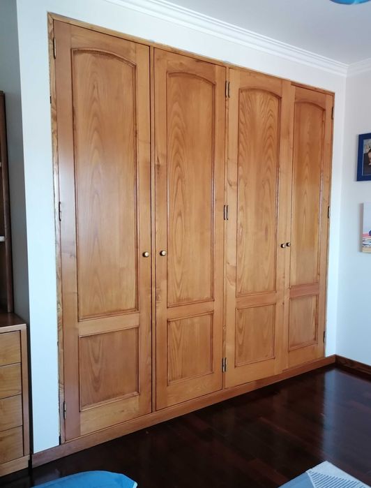 Roupeiro de Quarto - Portas de madeira de Carvalho