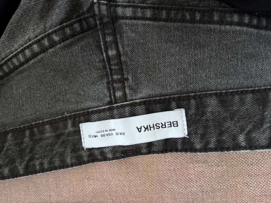 Czarne spodnie chłopięce Bershka