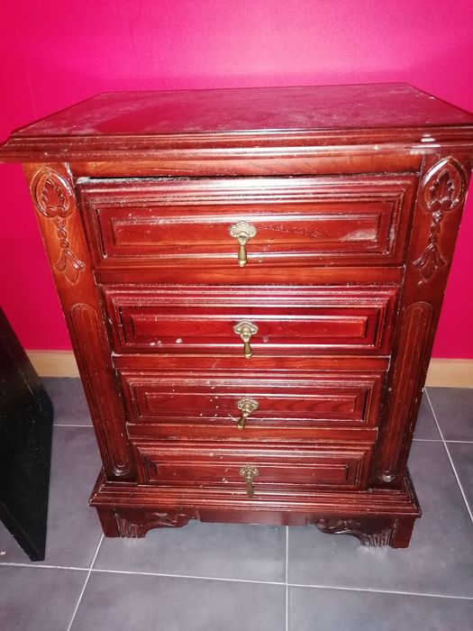 Mesinha de cabeceira trabalhada antiguidade