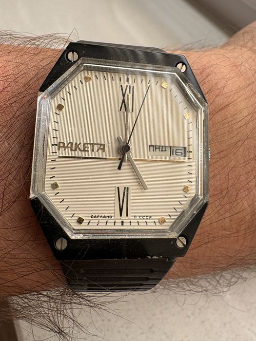 Stary zegarek nakręcany Raketa