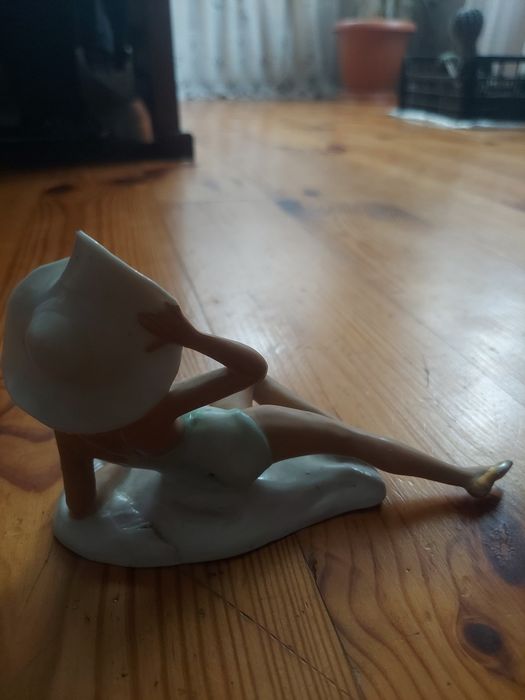 Фарфоровая статуэтка девушка в шляпе