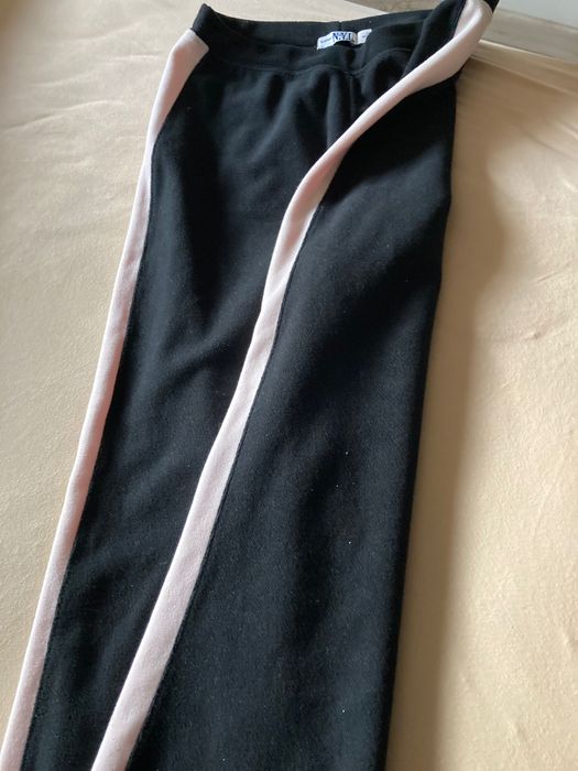 Czarne, damskie polarowe spodnie z lampasem.