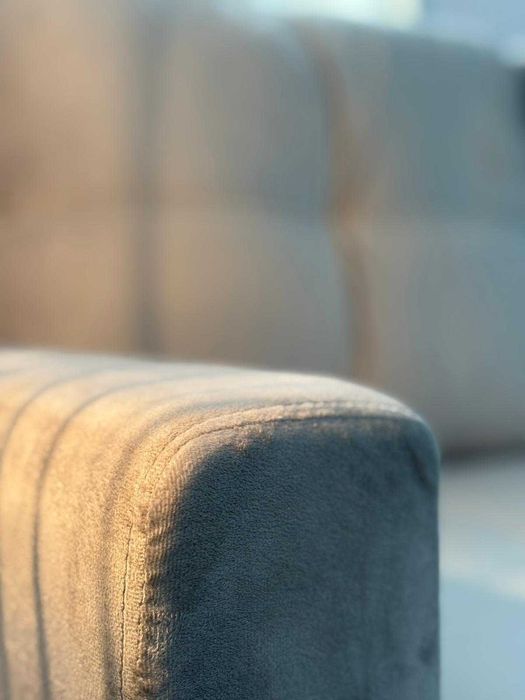 Novo sofá-cama cinzento claro em veludo