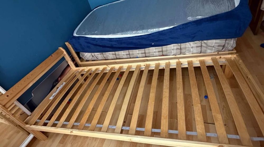 Duas camas de solteiro. 100€ as duas