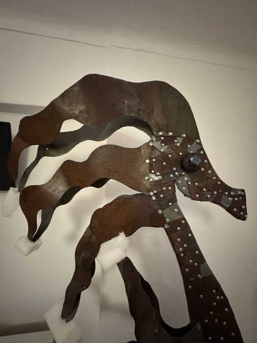 Vendo cavalo marinho feito de latão e madeira, uma obra de arte.