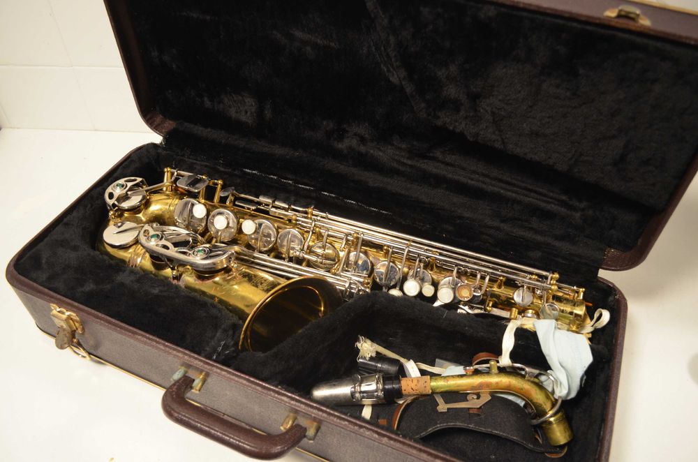 Vendo Sax Alto  Com Estojo
