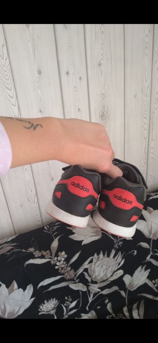 Zadbane chłopięce buty marki adidas na rzepy 34