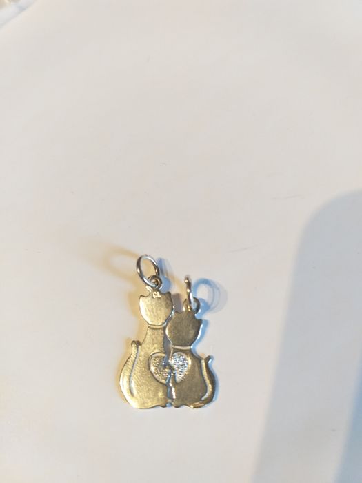 Colar , gatos apaixonados  e duas  escravas