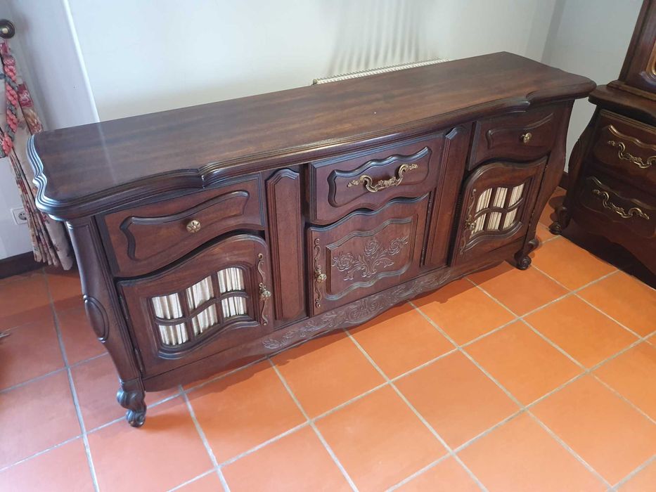 Jogo antigo de sala, com cristaleira, aparador, mesa, 4 cadeiras, e 2 cadeiras com braços