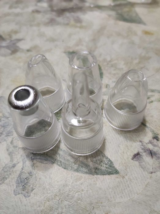 Новий вакуумний очищувач пор з 5 насадками і кабелем для зарядки