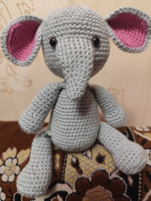 В'язаний слоник ручної роботи (амігурумі)