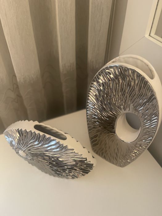 Peças decorativas prateadas/brancas