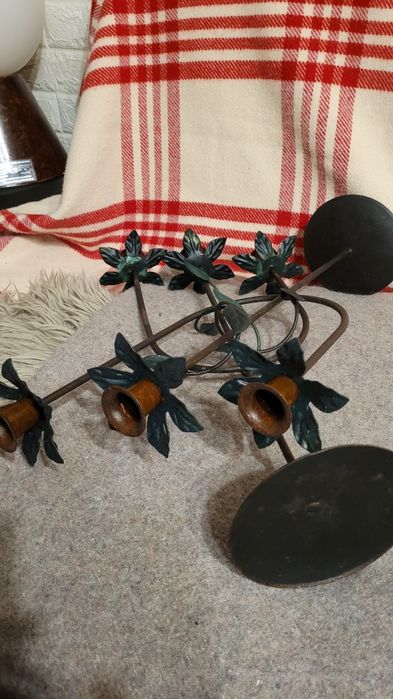 Dwa metalowe świeczniki wys.45 cm.