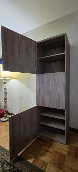 Estante com portas  Ikea:
Módulo com 3 portas, al 193cm, largura 60cm
com 6 prateleiras interiores. carvalho