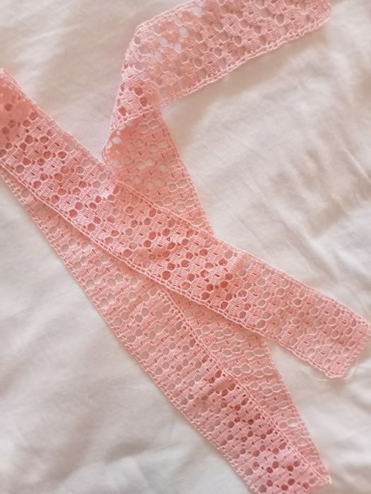 Renda manual cor salmão muito bonita. Quatro tiras branco Conjunto 19€