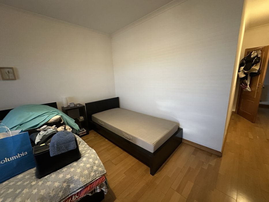 Cama de Solteiro em Madeira Preta (oferta colchao)