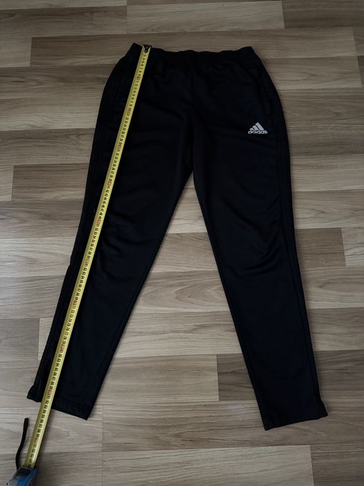 Спортивний костюм adidas розмір L По факту М маломірить перевіряйте заміри.