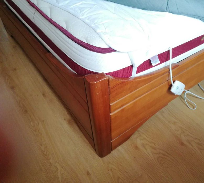 Cama de casal em madeira maciça + 2 mesinhas + estrado