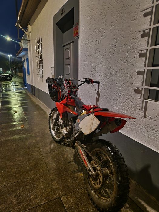 Vendo ou troco moto 4t 250cc