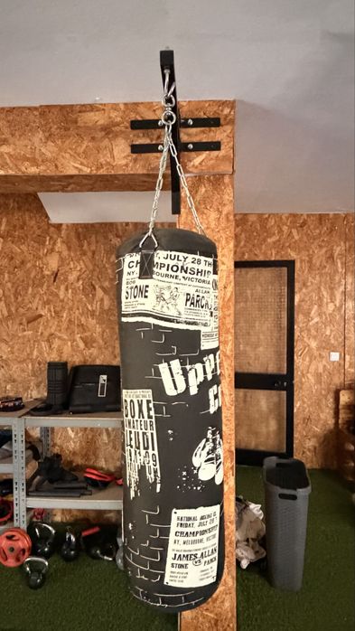 Saco de boxe com estrutura