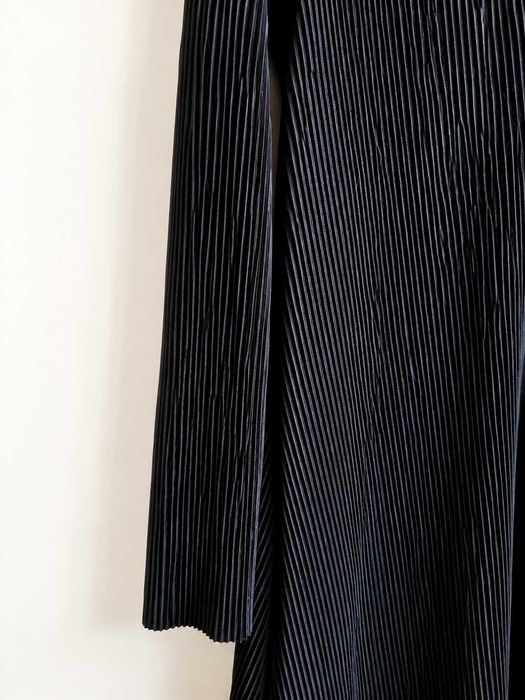 Vestido Preto Plissado - ZARA