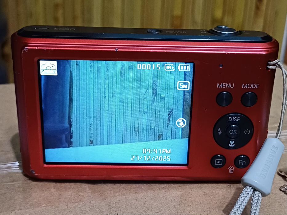 Цифровой компактный фотоаппарат Samsung ES90 красного цвета.