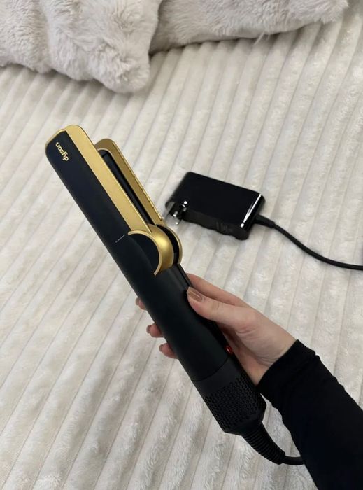 Dyson Airstrait в фиолетовом цвете