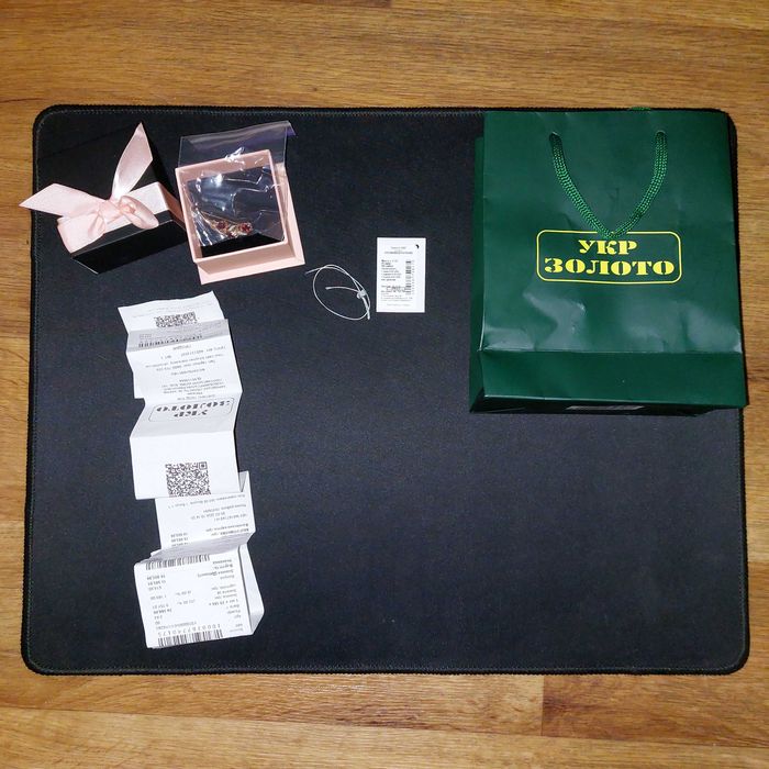 Брошка з червоного золота з гранатами, фіанітами та родіюванням (нова)