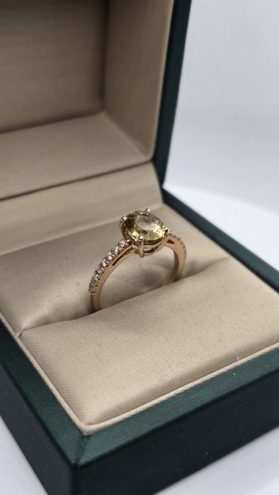 Złoty pierścionek z szafirem i diamentami