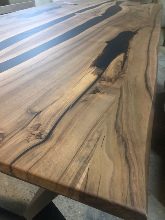 Стіл з епоксидної смоли. Меблі під замовлення.