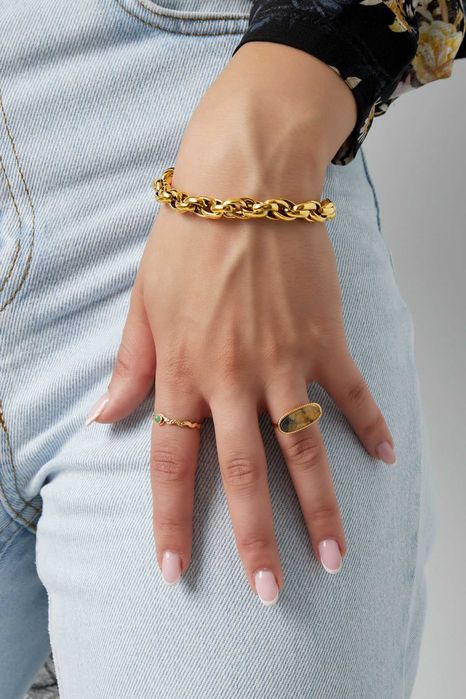 Anel Dourado com Pedra Oval Alongada – Elegância e Modernidade