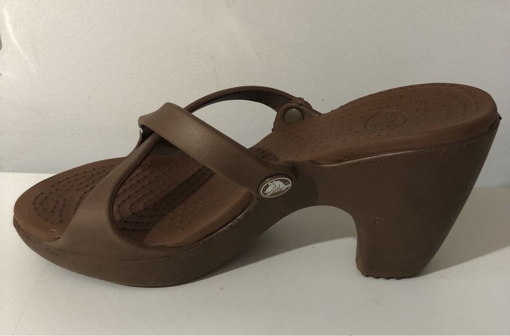 Crocs elegantes: chinelo alto - sandália
