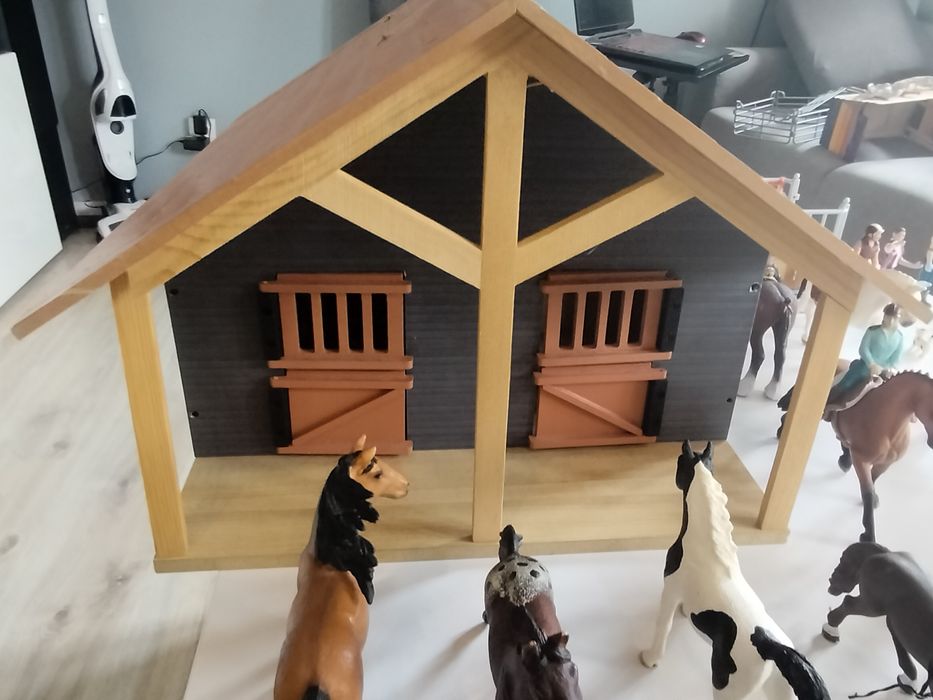 Zestaw Schleich: konie ze stajnią i przyborami