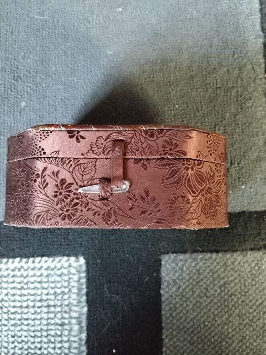 Caixa de joias oriental com estilo floral