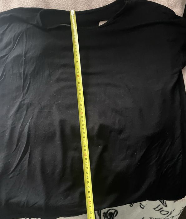 Koszulka z krótkim rękawem z dziurami na plecach